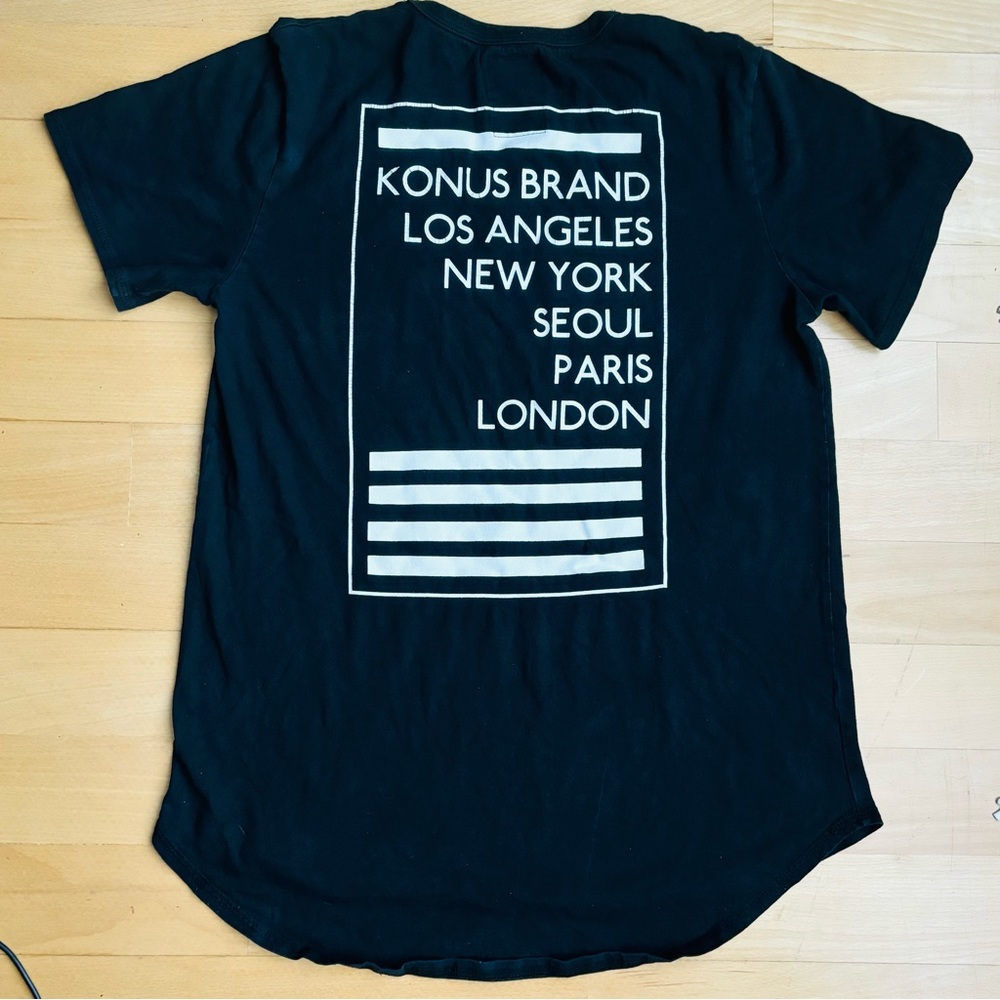 Konus black & white graphic elongated t-shirt with scallop bottom. Medium